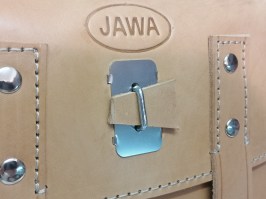 logo Jawa a kování na uzamčení zámkem